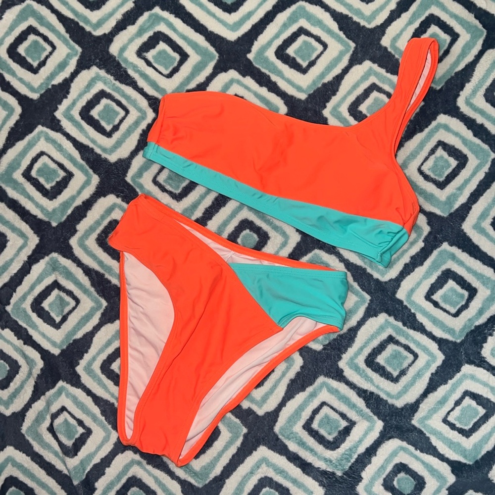 Colorblock Asymmetrical Bikini Set - Picture 3 of 9